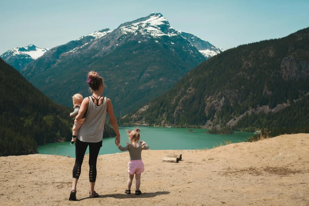 Viaggiare in famiglia low cost: trucchi e consigli 2025