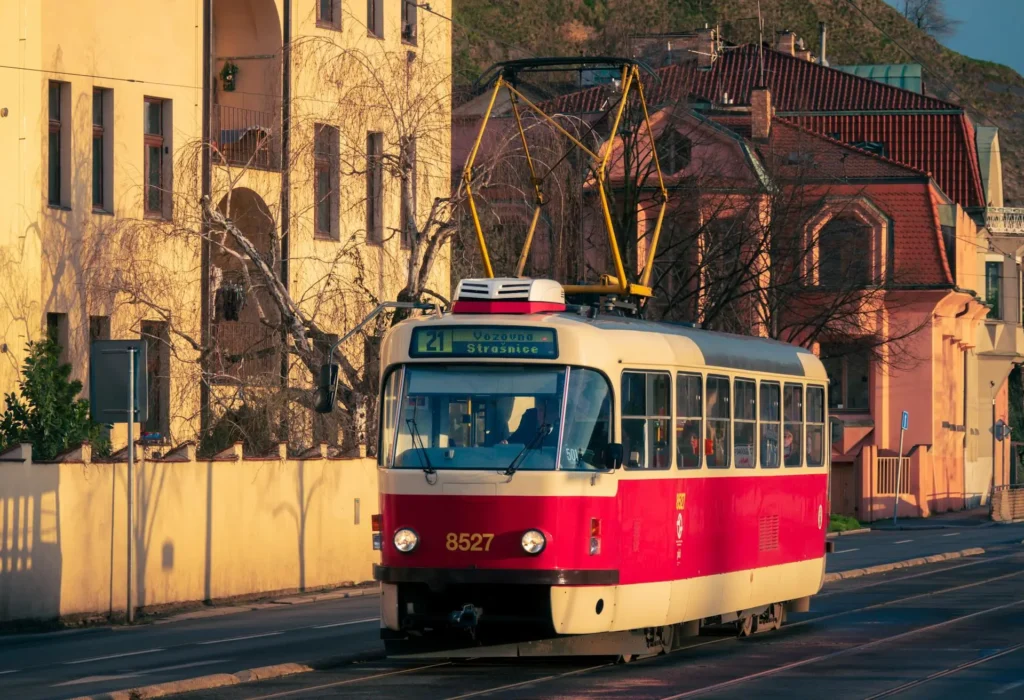 Arrivare al Centro di Praga dall'Aeroporto: Tutte le opzioni